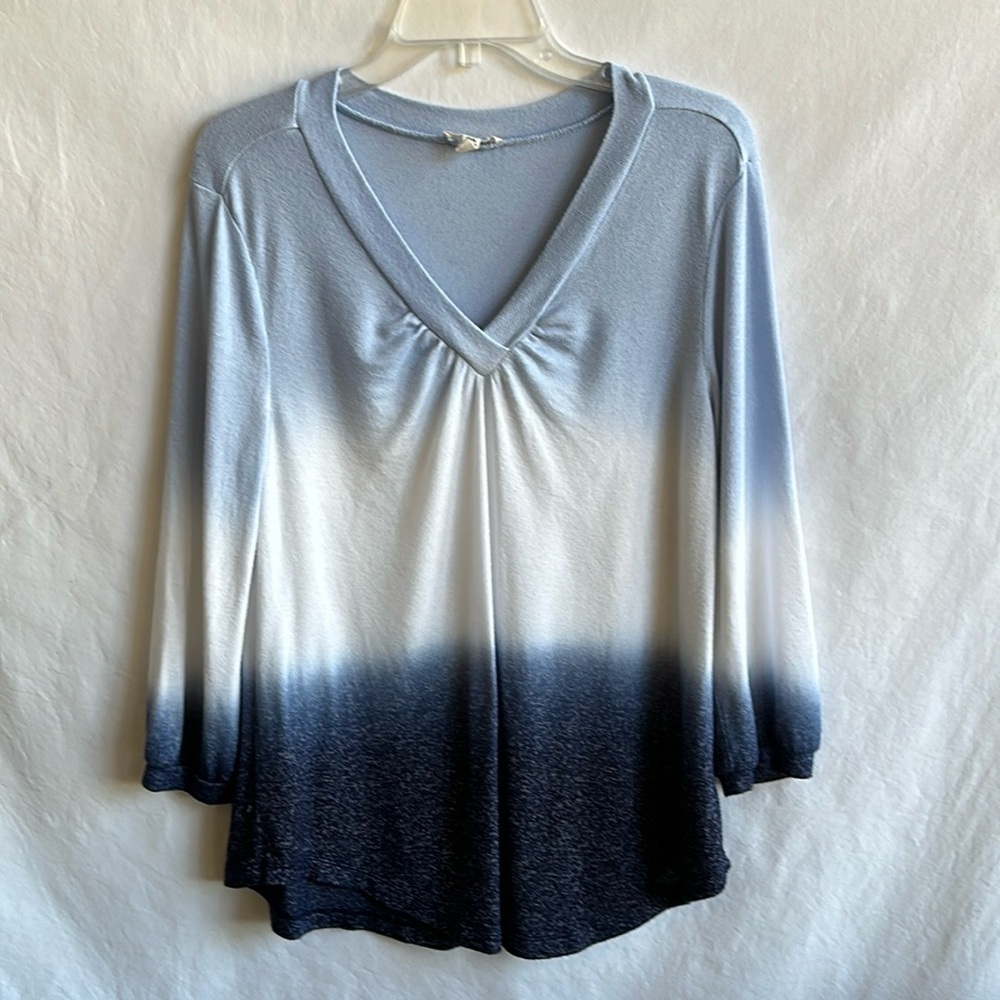Como Blu white and blue ombré V-neck sweater, size L